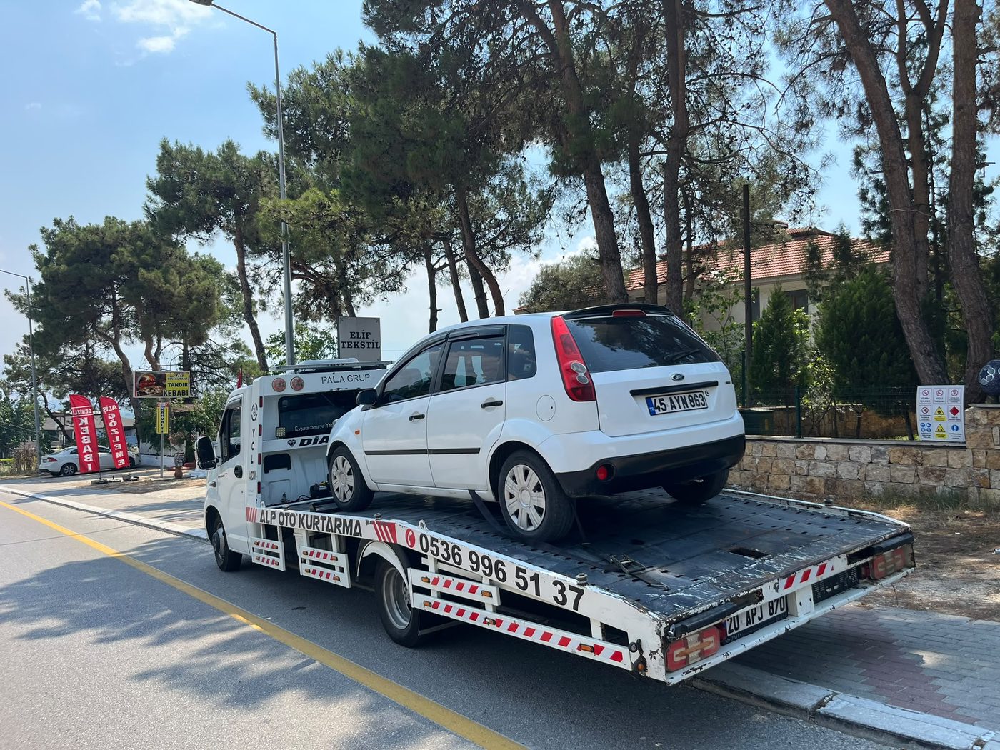 Alp Oto Kurtarma çekicisi araç taşırken